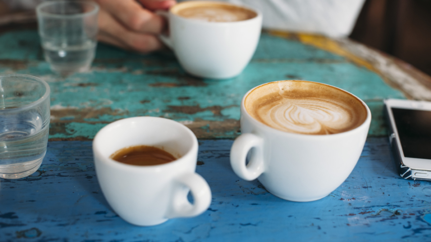 Rekommendationen från EU:s livsmedelsmyndighet EFSA är max 400 milligram per dag vilket motsvarar fyra koppar espresso. Foto: Shutterstock
